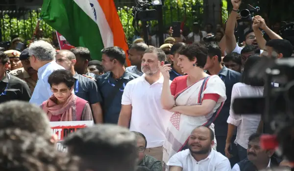 राहुल गांधी समेत विपक्षी नेताओं का चुनाव आयोग तक मार्च
